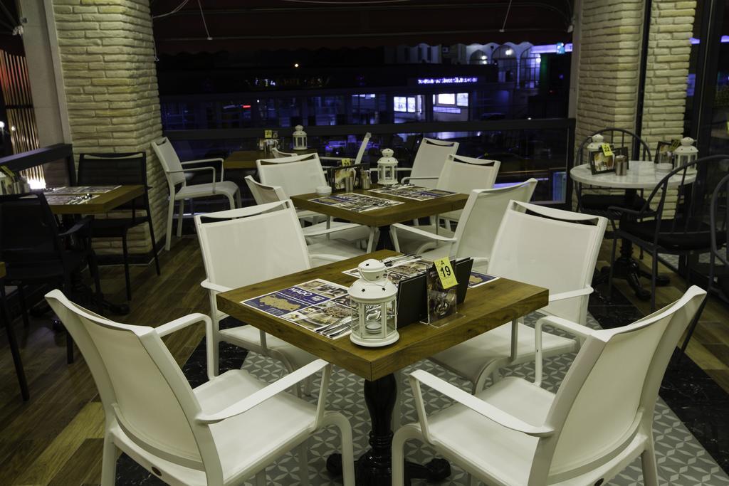 Phosphorion Hotel Istanbul Bagian luar foto Interior of a restaurant in Nicosia