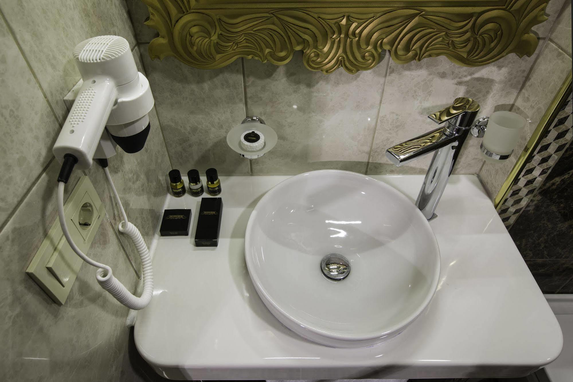 Phosphorion Hotel Istanbul Bagian luar foto A bathroom in a hotel