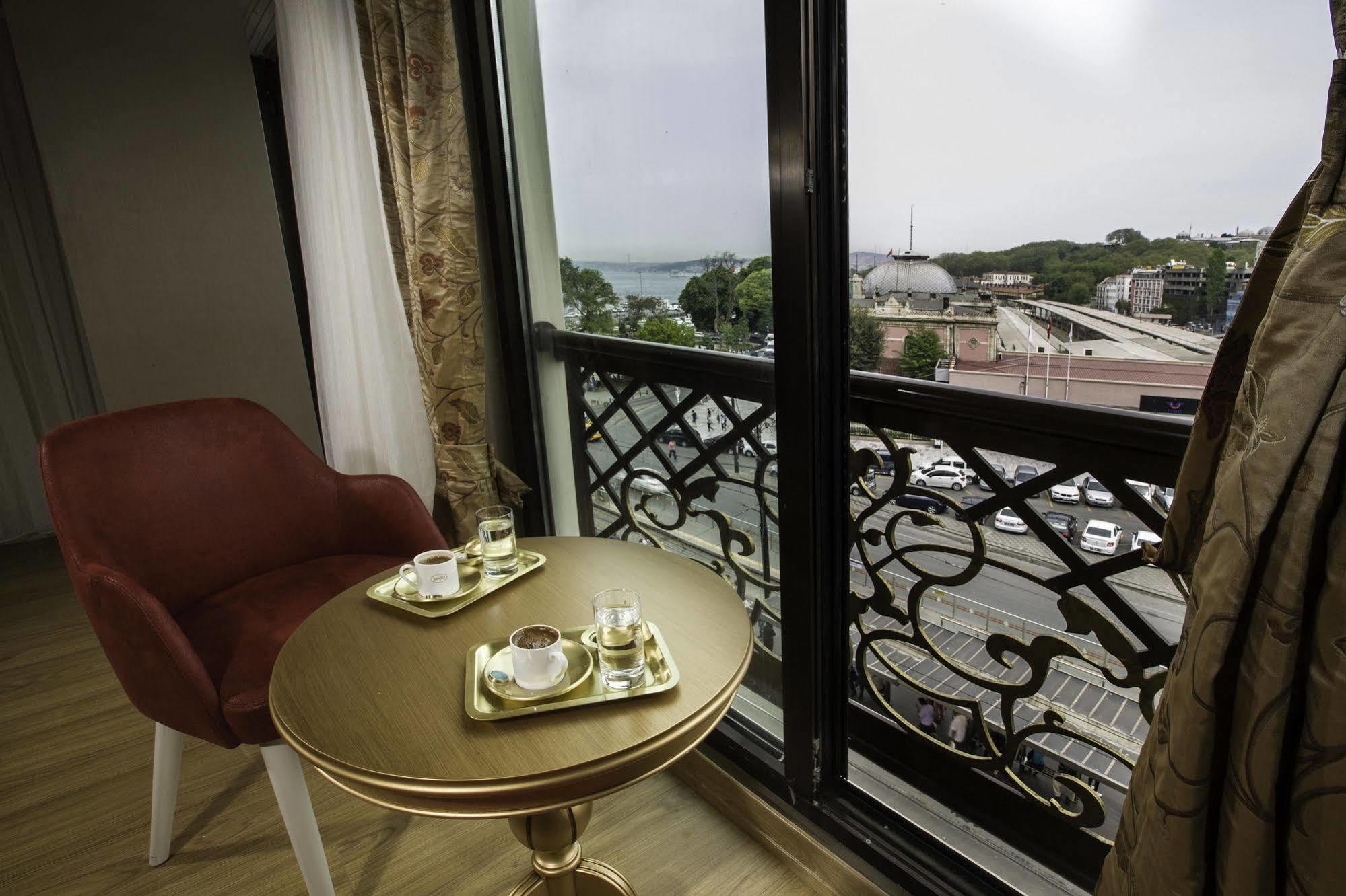 Phosphorion Hotel Istanbul Bagian luar foto A room at the hotel