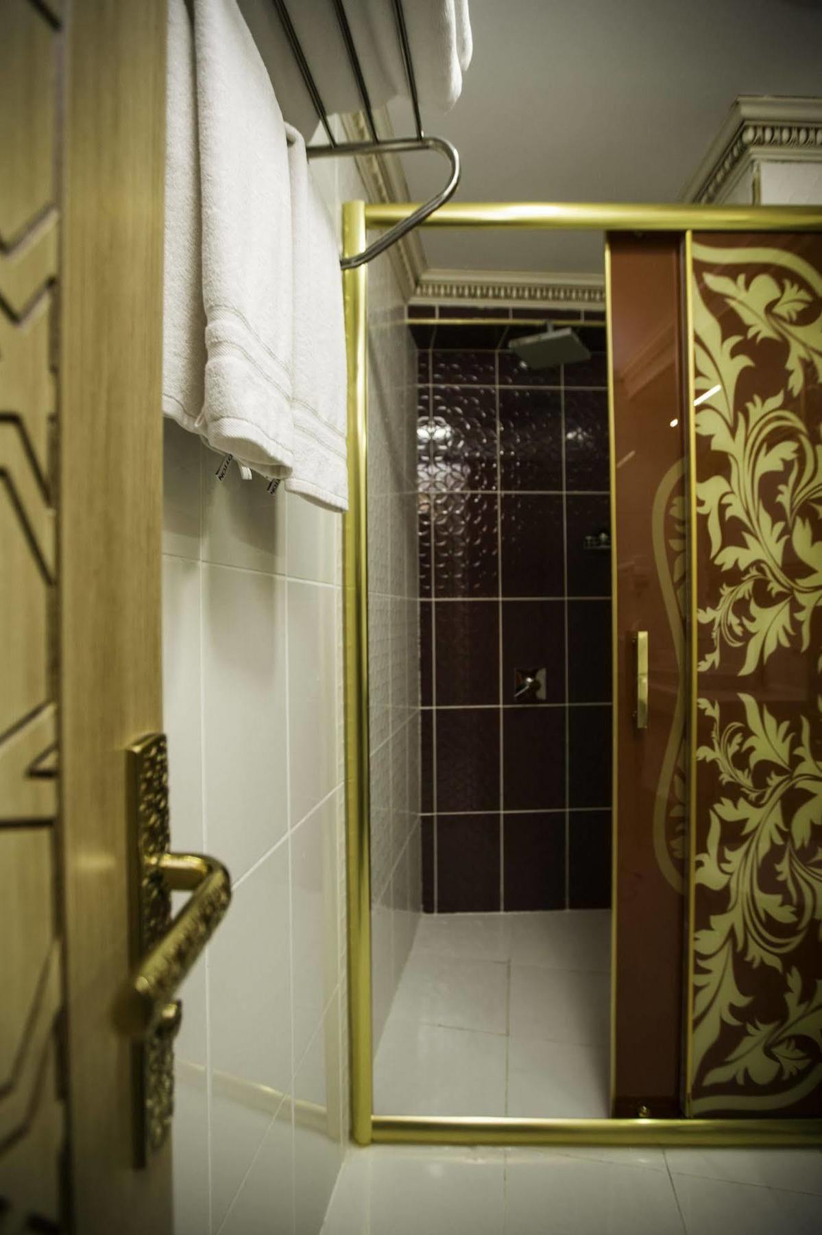 Phosphorion Hotel Istanbul Bagian luar foto A shower cubicle
