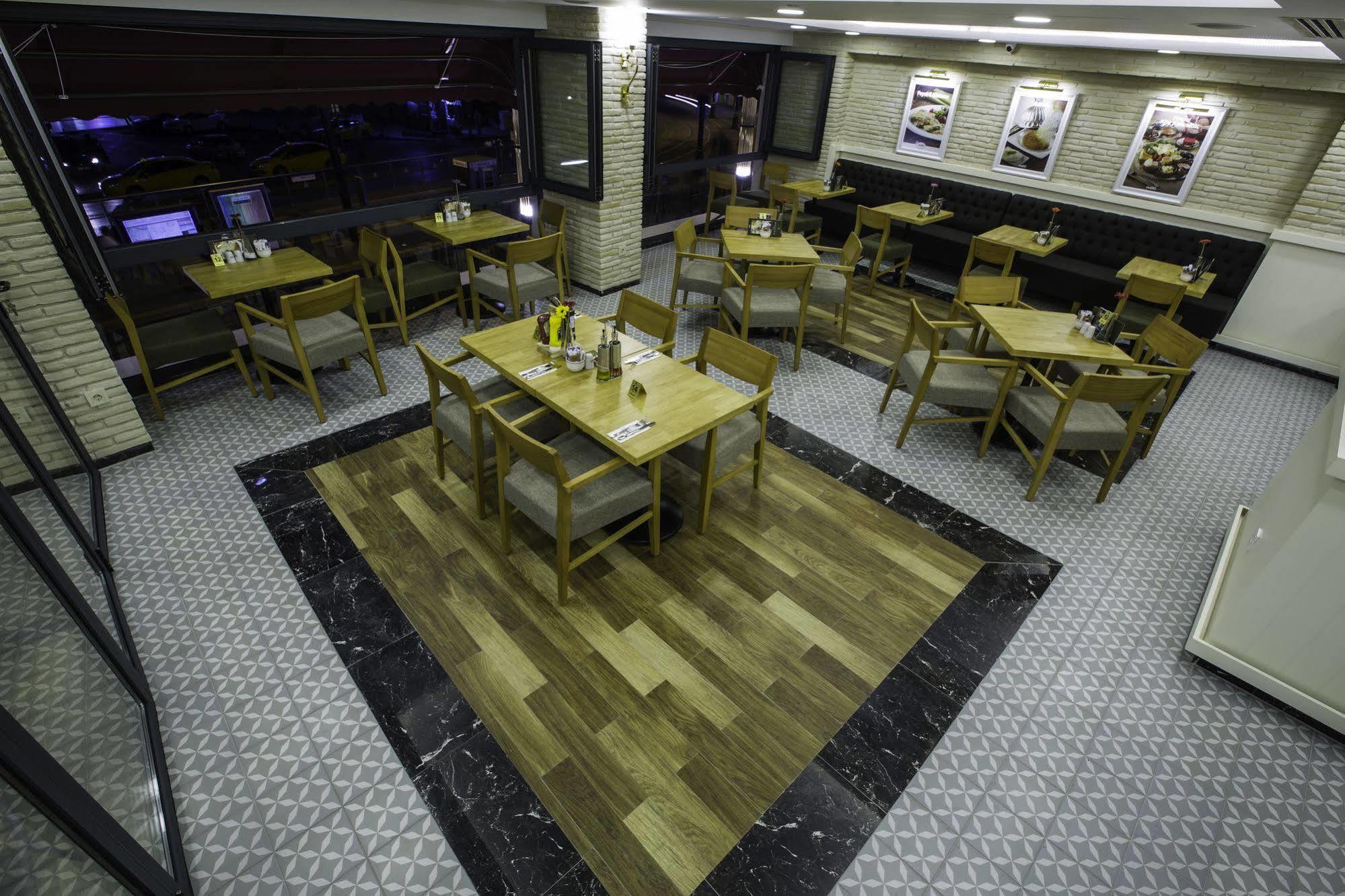 Phosphorion Hotel Istanbul Bagian luar foto Interior of a restaurant