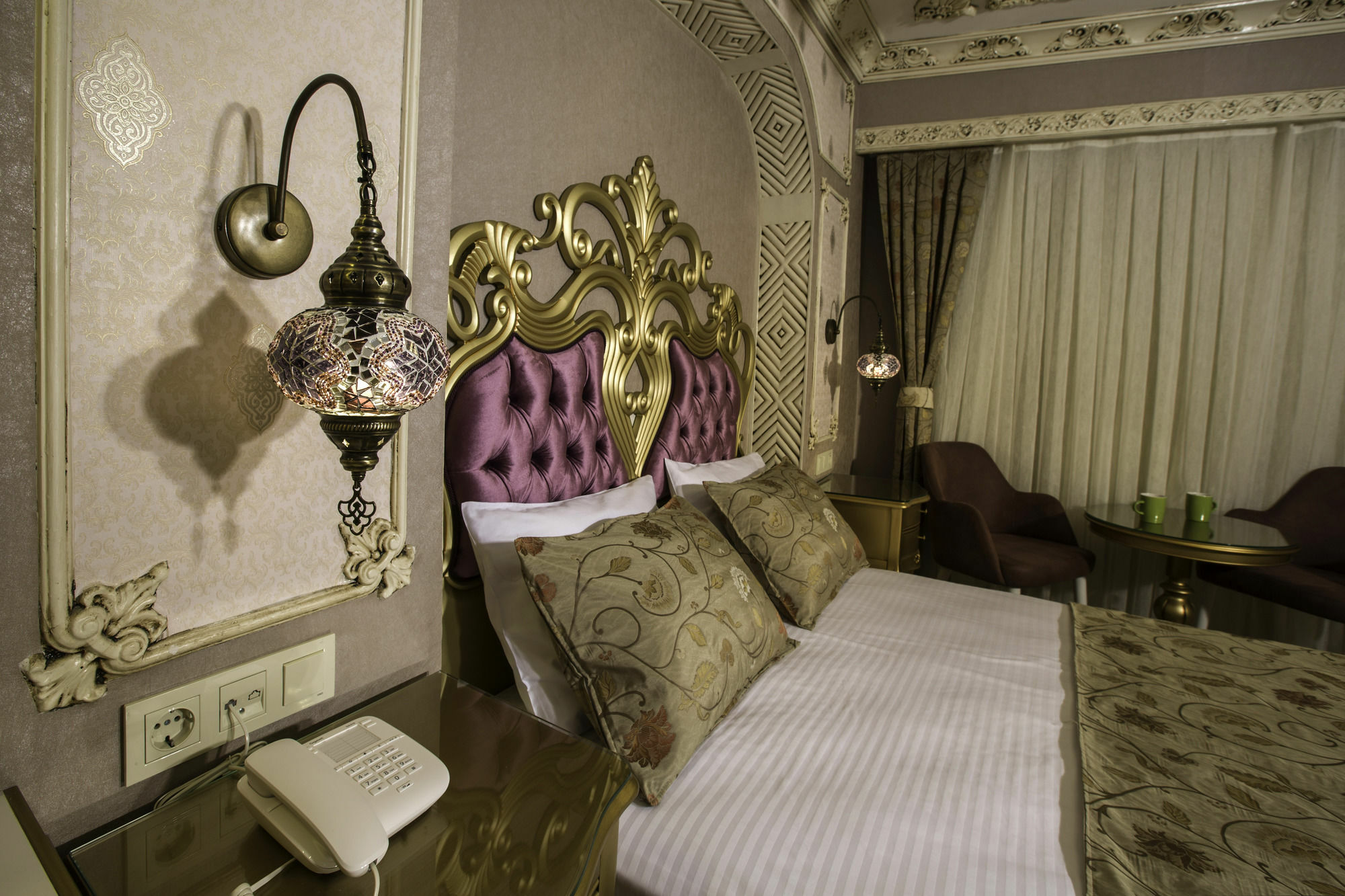 Phosphorion Hotel Istanbul Bagian luar foto A room at the hotel
