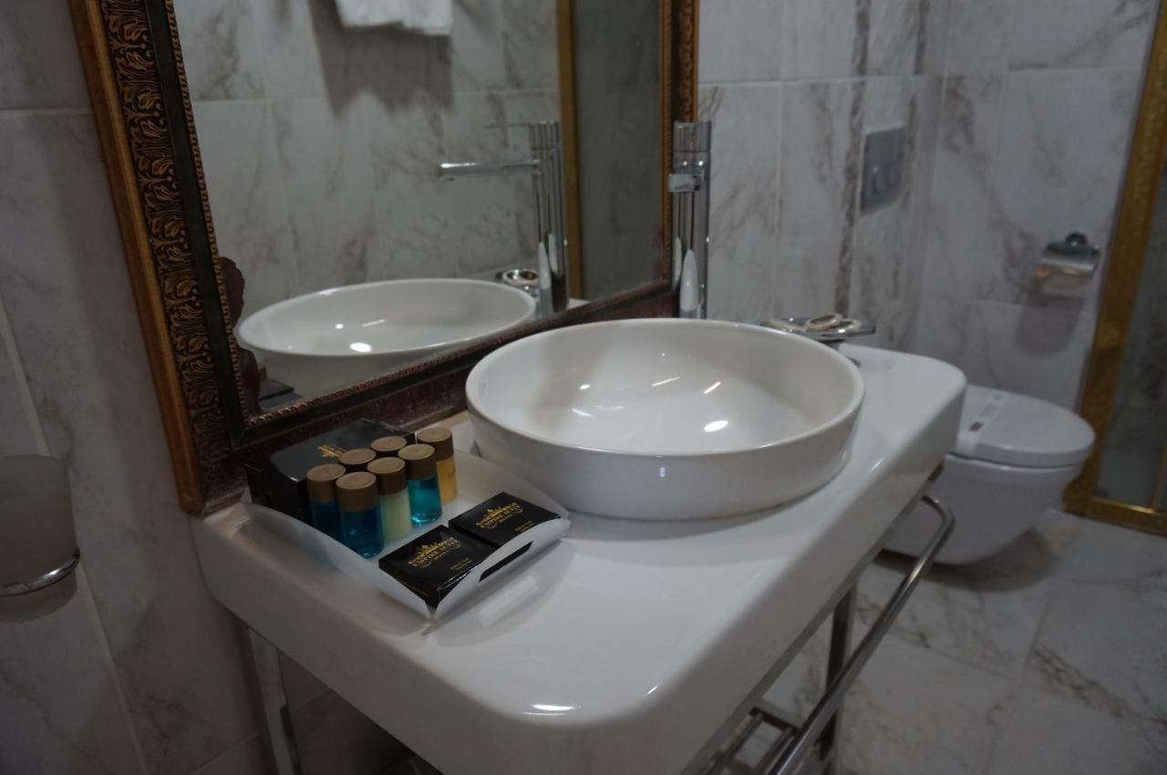 Phosphorion Hotel Istanbul Bagian luar foto Bathroom in a hotel